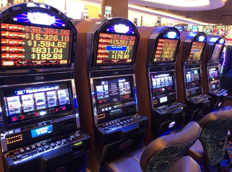 poker hand Sports Betting Myanmar National League ဘောလုံးပွဲများကို MMK ဖြင့် လောင်းကစားနေသောမြင်ကွင်း