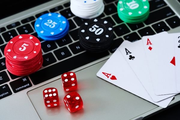 poker hand Myanmar ကစားသမား Wave Money KBZPay AYA Pay ဖြင့် MMK ငွေသွင်းနေသောမြင်ကွင်း